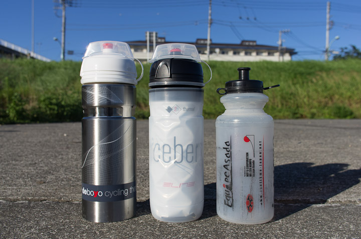 左からDEBOYO、CORSA ICEBERG、ノーマルボトル。ELITEの保冷ボトル2本はダストカバーがついている（分離可能）
