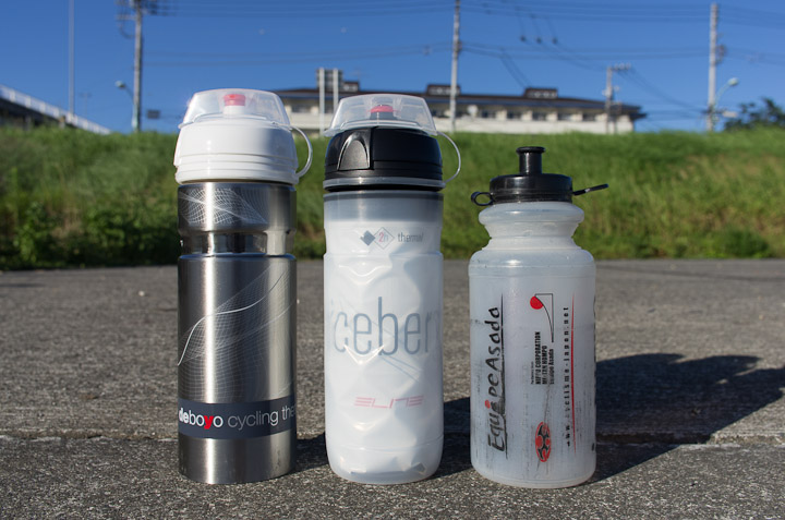 左からDEBOYO、CORSA ICEBERG、ノーマルボトル。ELITEの保冷ボトル2本はダストカバーがついている(分離可能)