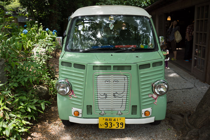 鬼太郎茶屋の車。ヘッドライトが目玉のおやじ