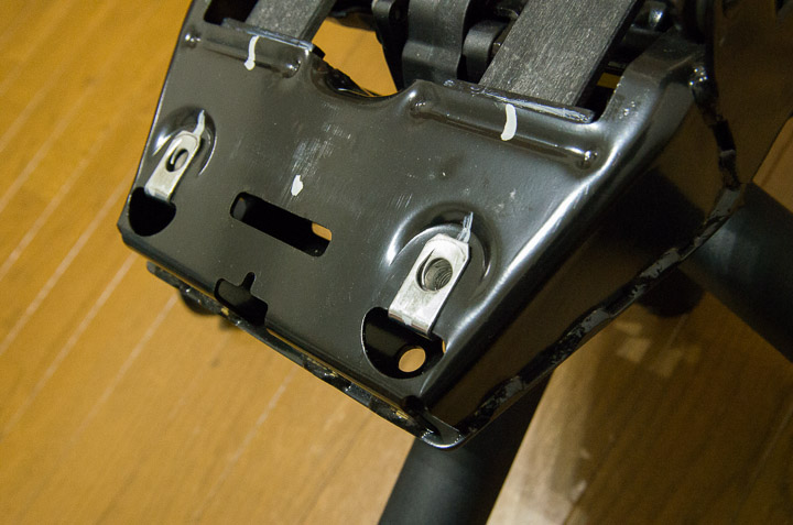 きしみ音の原因はこれ!本体から分離されているネジ受け金具