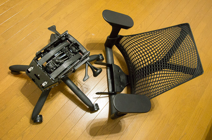 背面&肘掛けを外したセイルチェア。ここからが音解消の本番