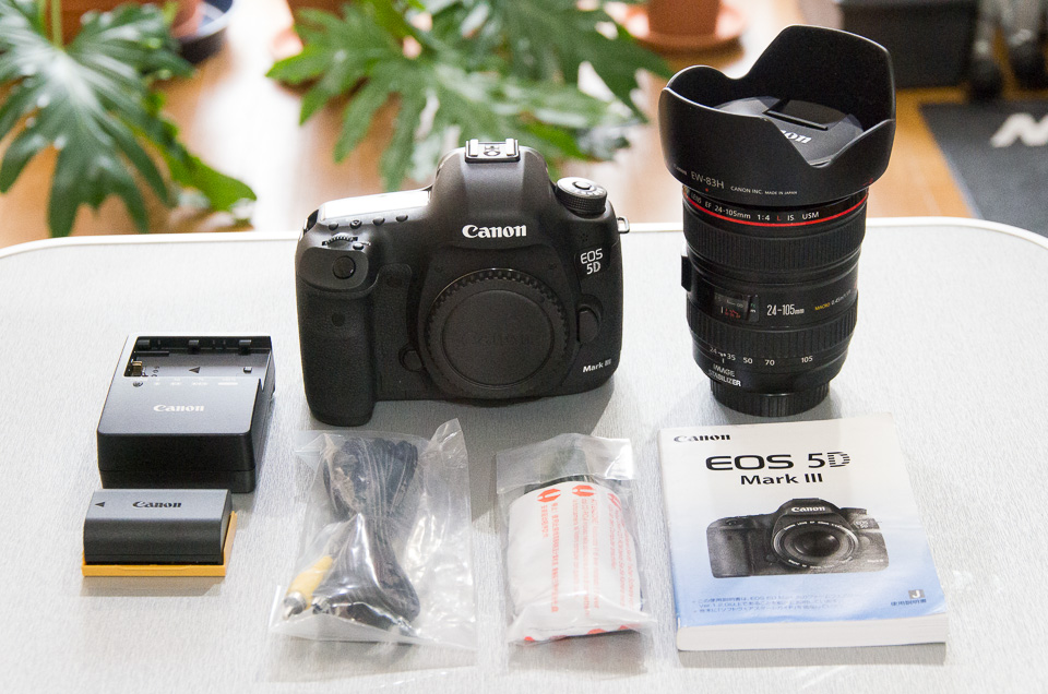 今回手に入れたCanon EOS 5D Mark IIIのレンズキット。中古でストラップやCD-ROMが欠品。その分安かった。本体とレンズはかなり綺麗な状態