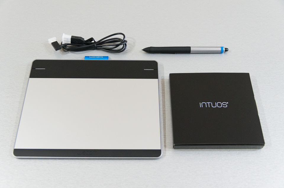 Intuos Pen & Touch CTH-480/S0と付属品。USBケーブル、ペン、本体、ドライバーCD-ROMなどが入っている箱