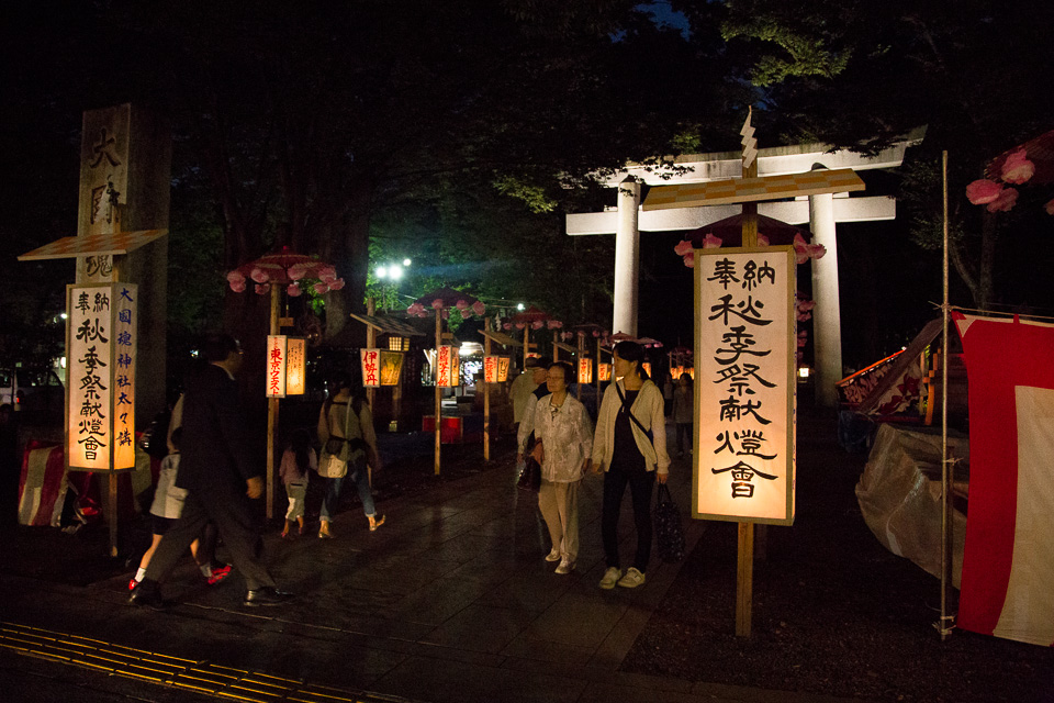 境内の前。行灯が並び、普段とは違うしっとりした雰囲気