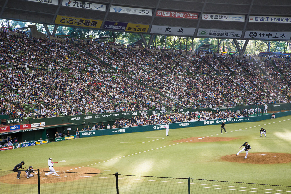 7回裏、陽光差し込む中、坂田がライト前ヒット！