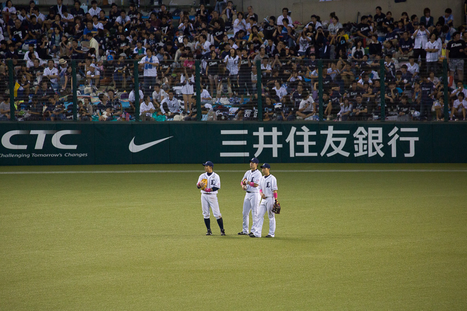 集まる外野の三人