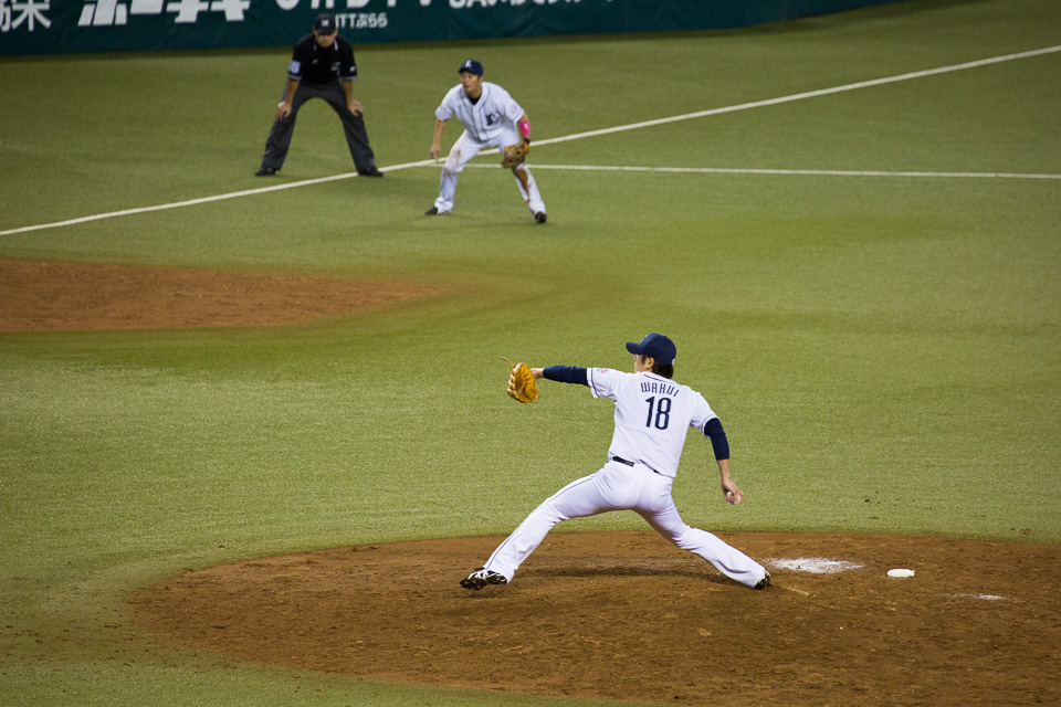 この日から抑えの涌井。2連続三振の後、四球で出した荻野を炭谷の悪送球で返し延長へ…