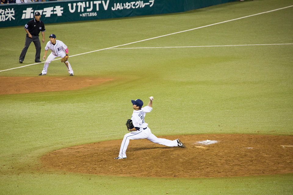 10回表、野上は伊志嶺に安打されるもバックに守られ後続を慎重に抑える