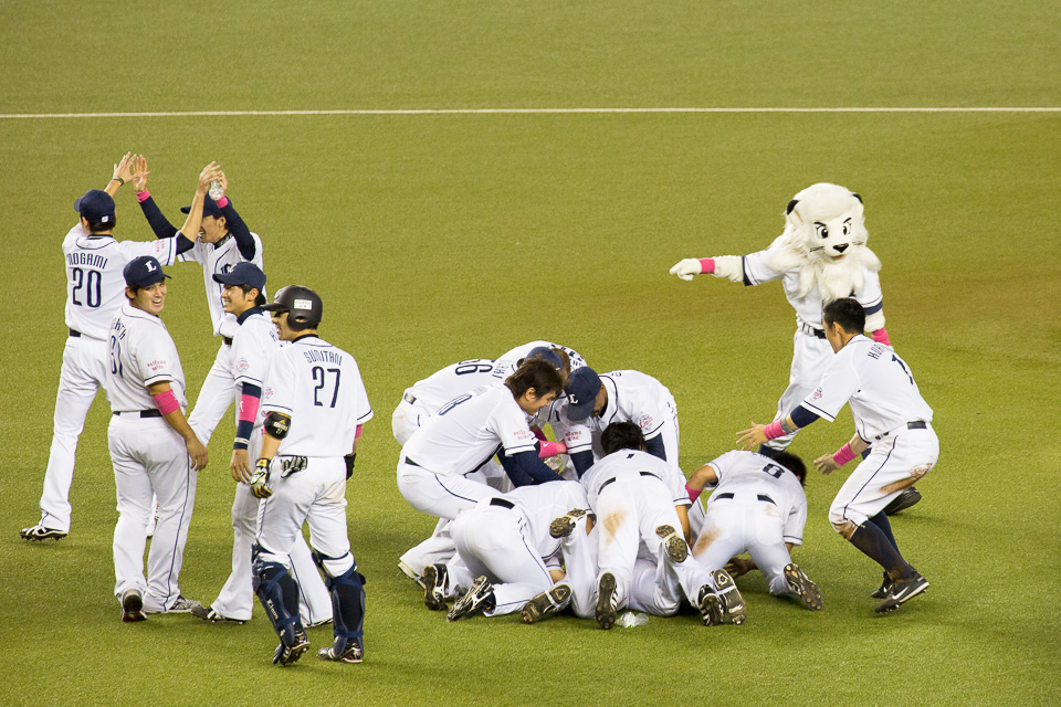 野上と岸もハイタッチ