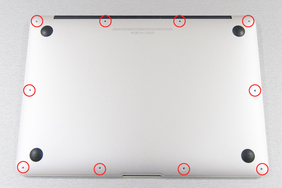 MacBook Air 13 (Mid 2012)を裏返してネジを外したところ。赤丸の部分がネジ。全てペンタローブを使う