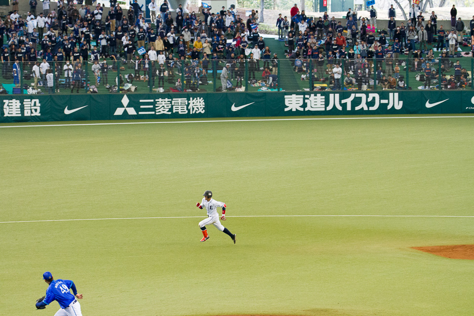 脚も速い！みるみる三塁到達