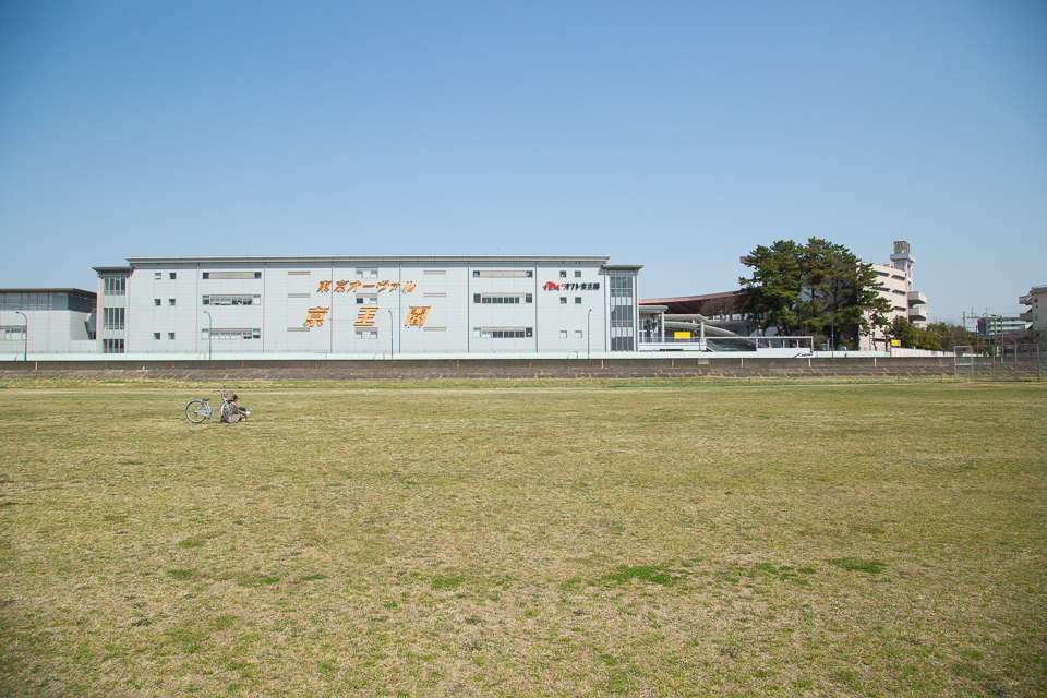 京王閣前の原っぱ