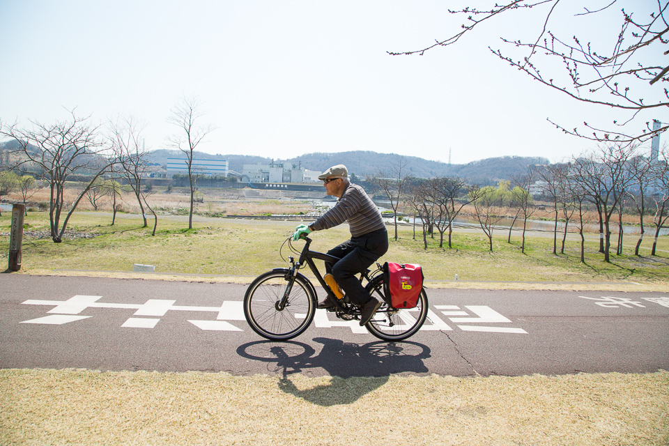 素敵な自転車が横切る。オールトリーブの赤いバッグに春日大社の黄色い鹿のステッカー