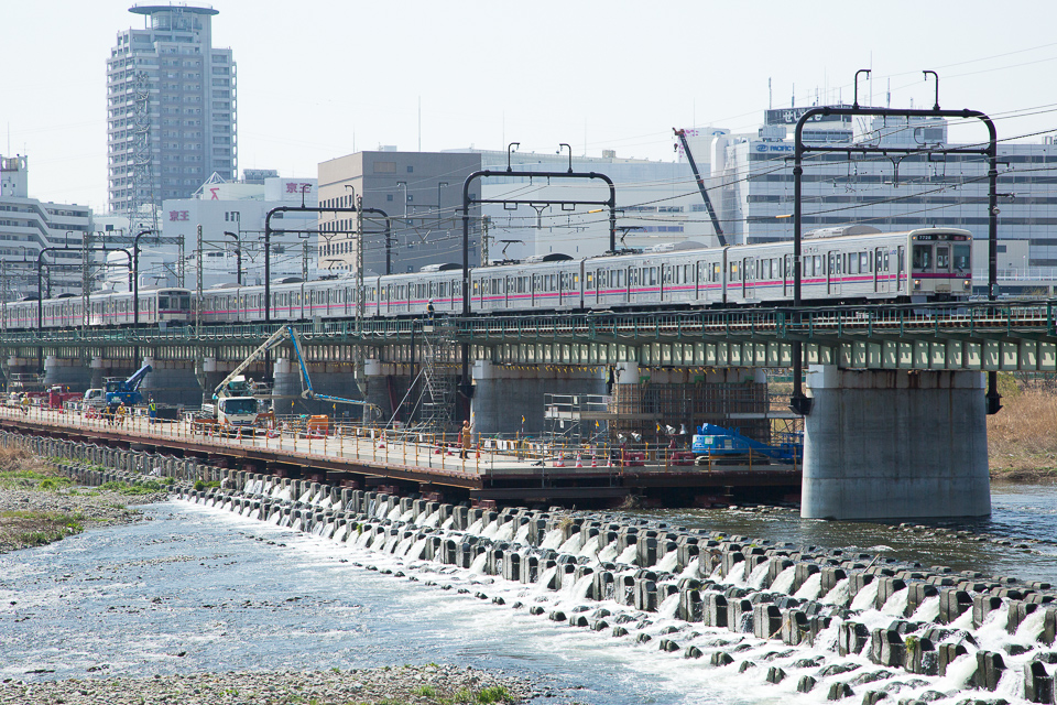 橋脚工事の上をすれ違う京王線。聖蹟桜ヶ丘と中河原の間