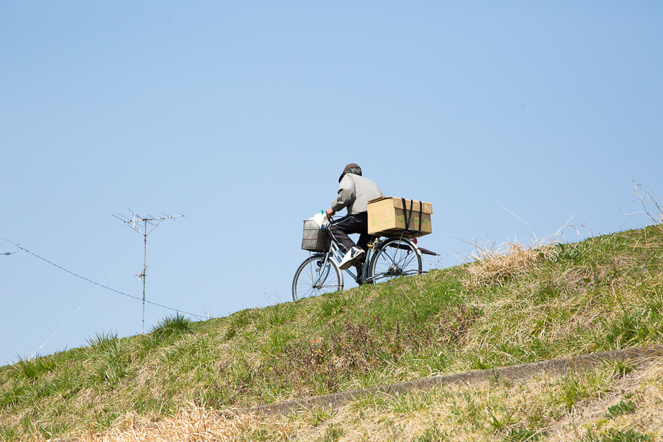 自転車が荷物を載せていく