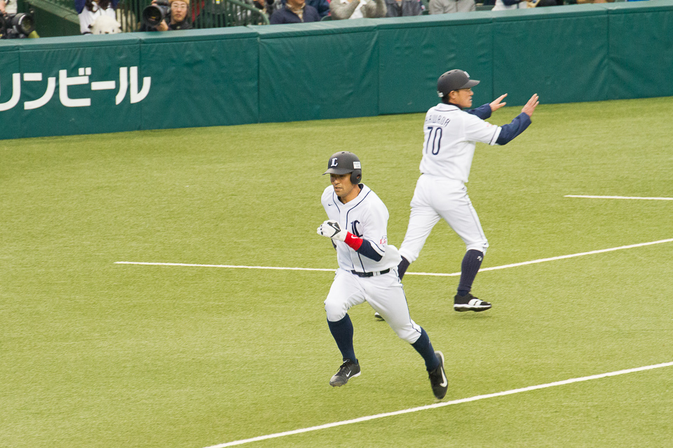 ランサムのツーベースヒットで生還する木村