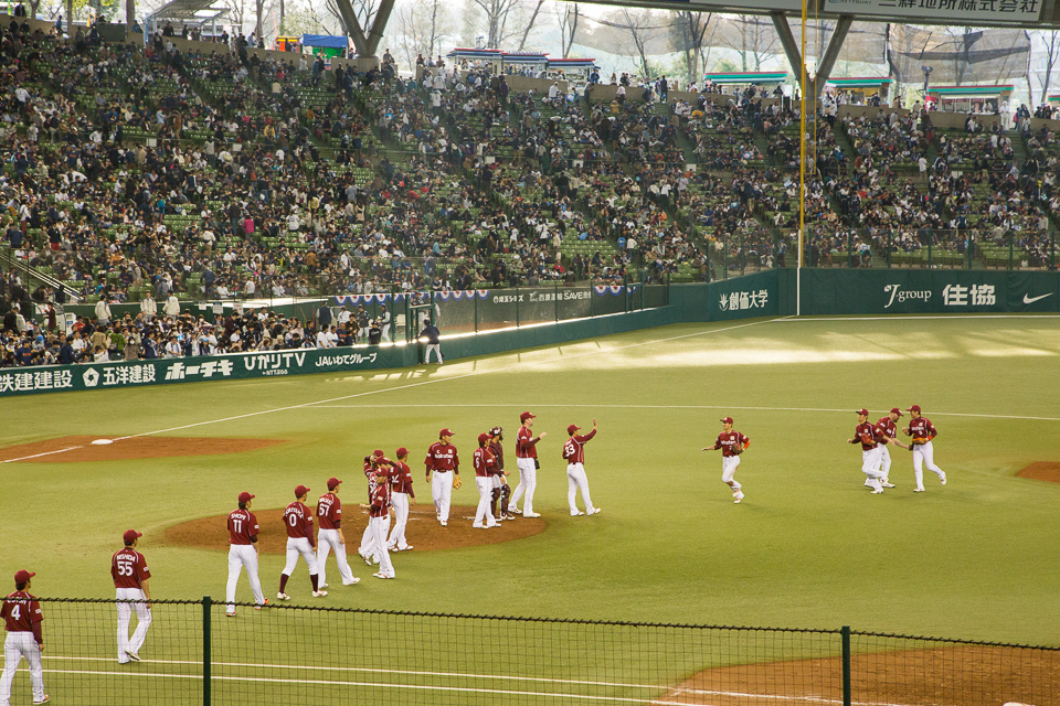 2日連続でライバルチームのハイタッチをホームで見る悲しさ