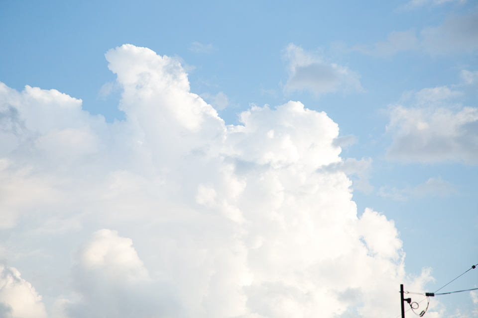 季節外れの入道雲が流れていく