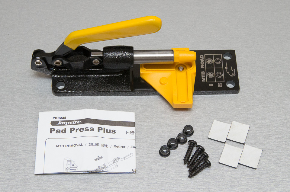 Pad Press Plusと付属品。台座固定用のネジや説明書など