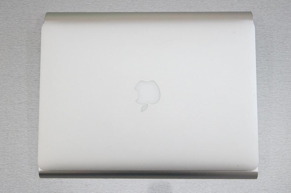 MacBook Air 13インチと横幅ピッタリ!奥行きもカーブした部分が出るだけで無駄がない