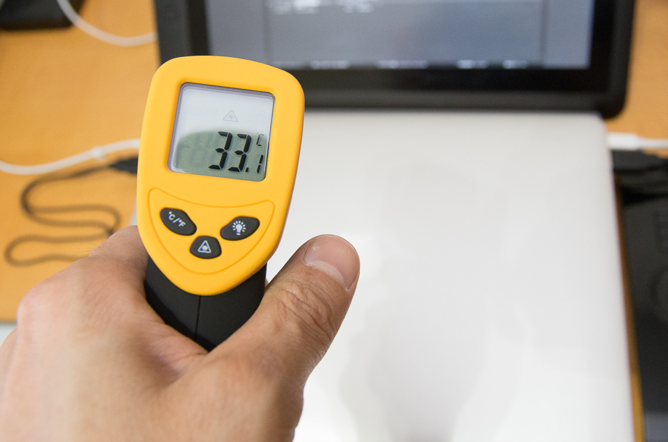 ファンなしで液晶モニターを閉じている時のAEレンダリング+動画再生中は33℃前後