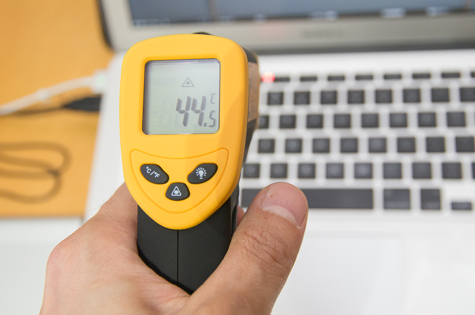 モニターを開いた状態のファンレス、レンダリング+動画再生中は44.5℃まで行った