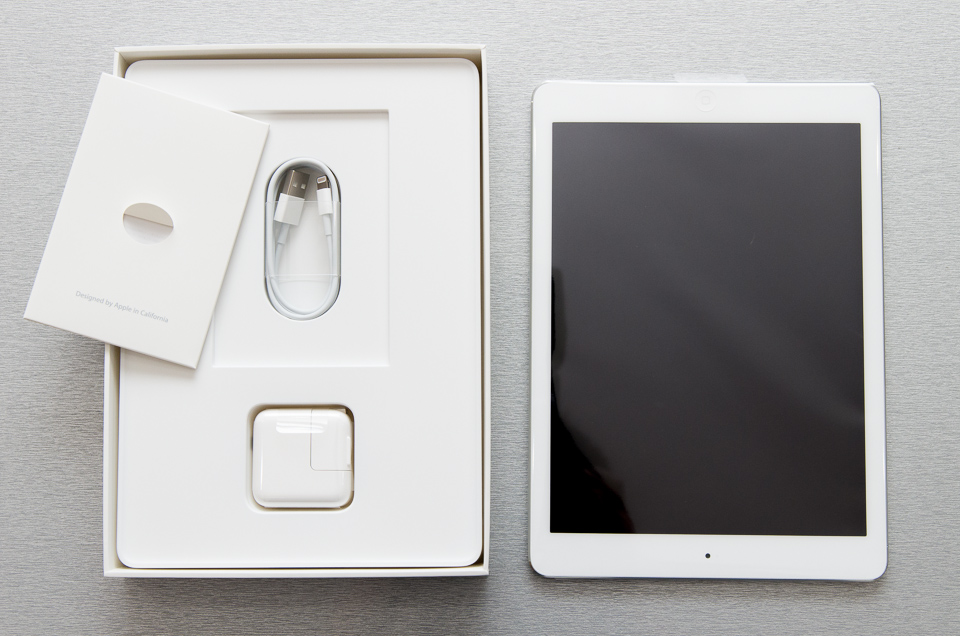 iPad Air シルバーと付属品。シンプルで美しいレイアウト
