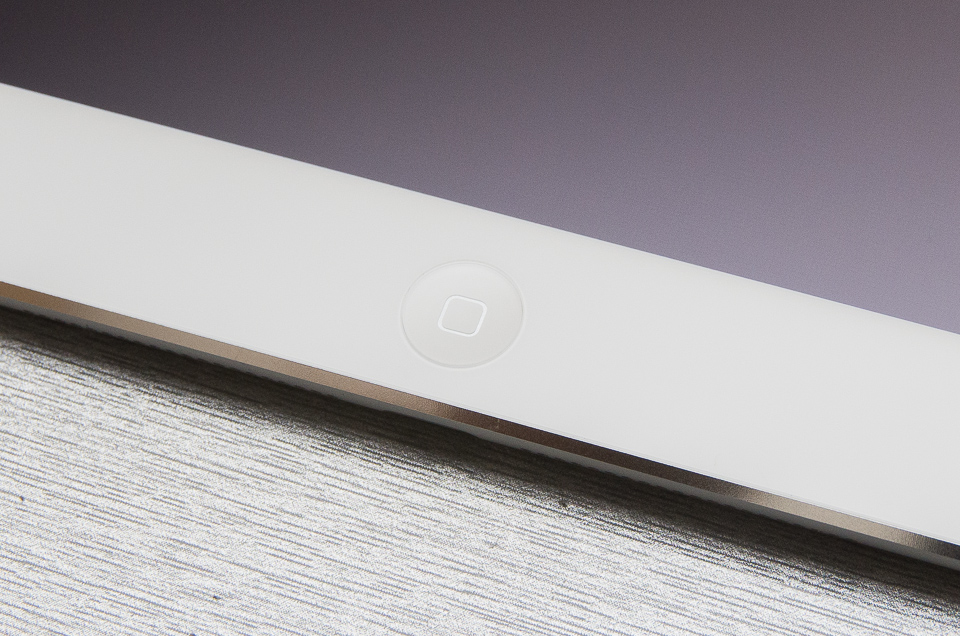 iPad Airのホームボタン。小さくなり、凹みがやや浅く、感触も変わった