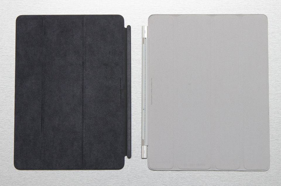 iPad Air（左）とiPad 2のスマートカバー。起毛タイプの裏面はさわり心地がいい