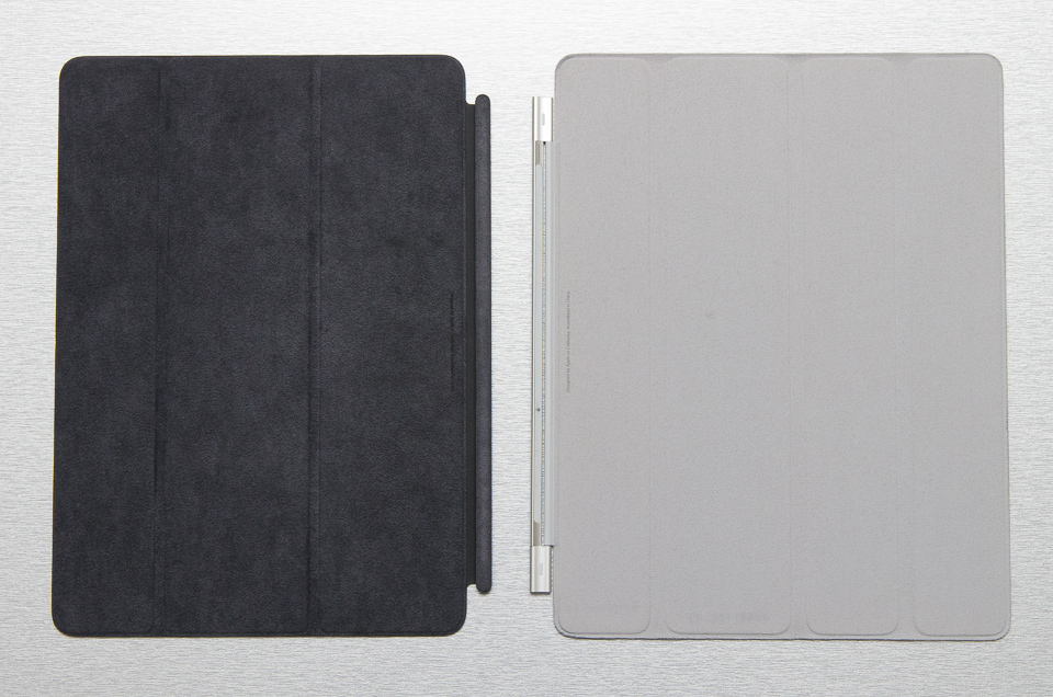 iPad Air(左)とiPad 2のスマートカバー。起毛タイプの裏面はさわり心地がいい