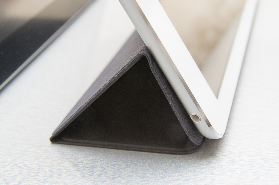 iPad Airのスマートカバーは立てた時の底面の奥行きが広くなり、安定感が増した