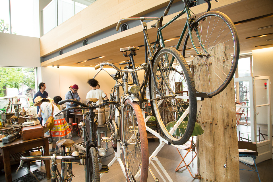 店内にも他のアンティークとともに自転車が