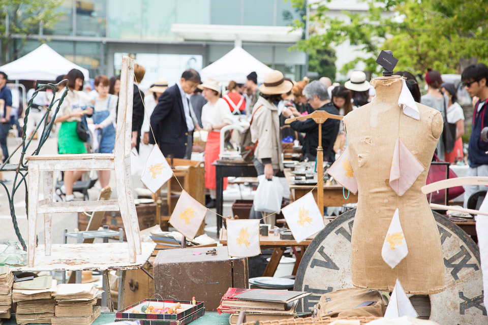 いろんなガラクタや商品が並ぶ