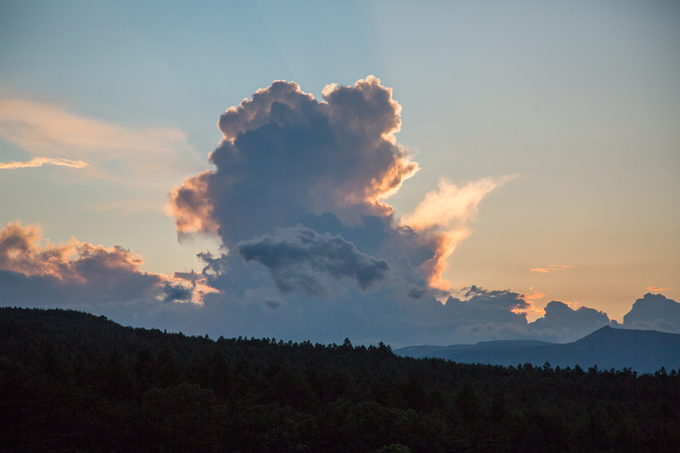 夕陽に照らされる雲