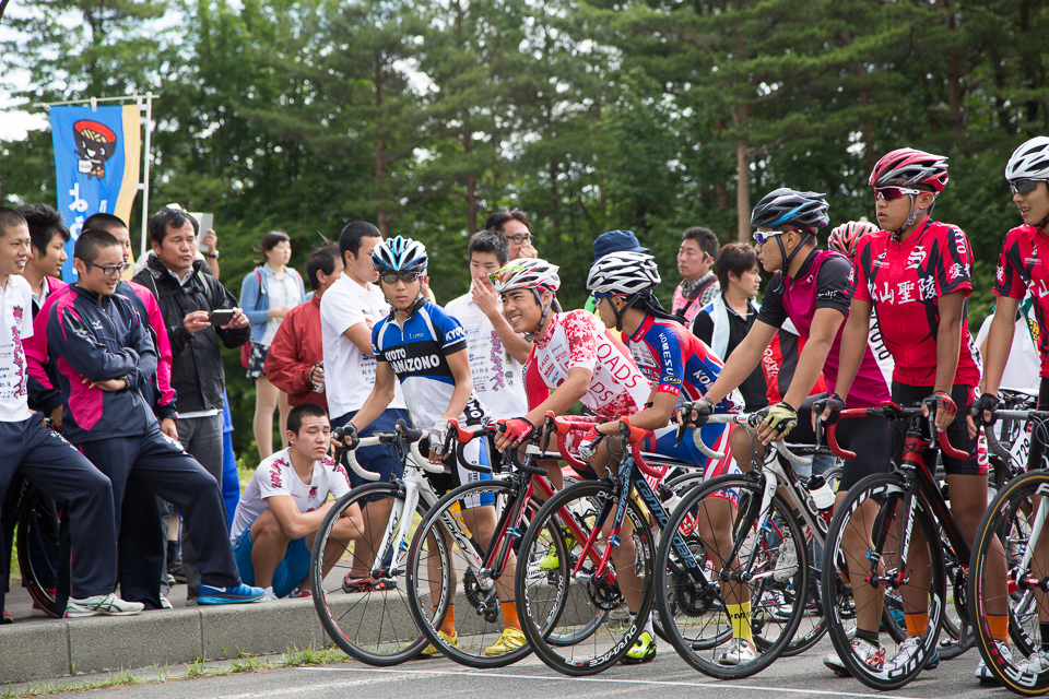 男子U17+U15のスタートラインに並ぶ選手たち