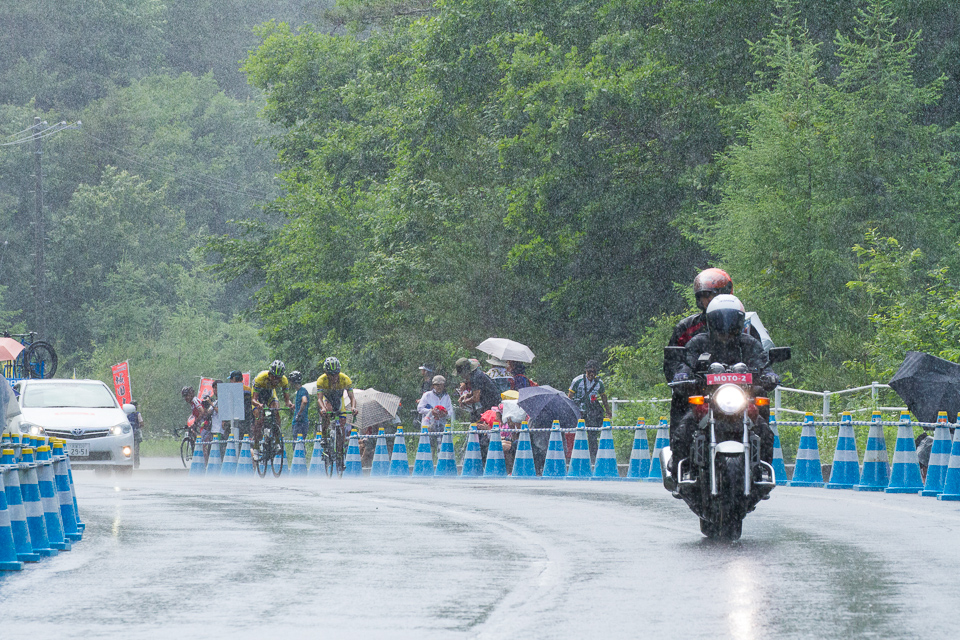強くなった雨の中、徳田兄弟が最終周回へ向かって坂を駆け上がって来た