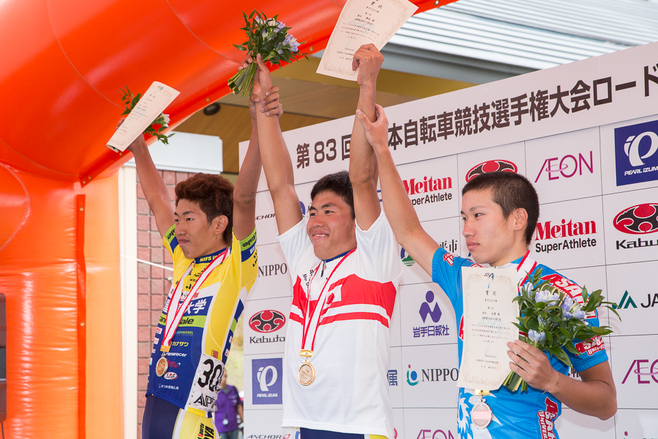 U23ポディウム。左から徳田優(鹿屋体育大)、徳田鍛造(鹿屋体育大)、秋田拓磨(朝日大)