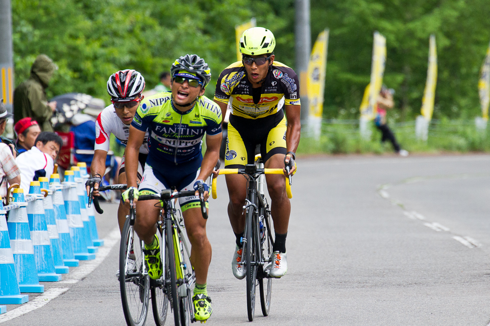 残り1周回を残し、先頭集団は3人に絞られる。山本元喜(ヴィーニファンティーニNIPPO)、井上和郎(ブリヂストンアンカー)、佐野淳哉(那須ブラーゼン)