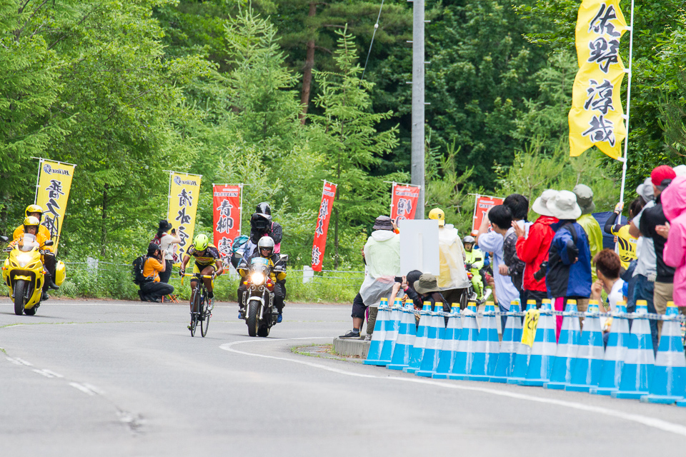 自らの名がはためく中、コーナーを単独先頭で立ち上がってくる佐野淳哉(那須ブラーゼン)