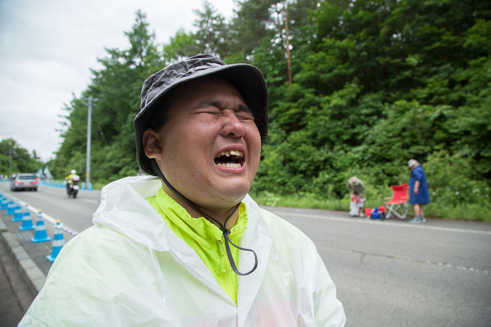 号泣する佐野淳哉ファンの彼。十数年、どんな時も佐野を応援し続けた、万感の想いが伝わってくる