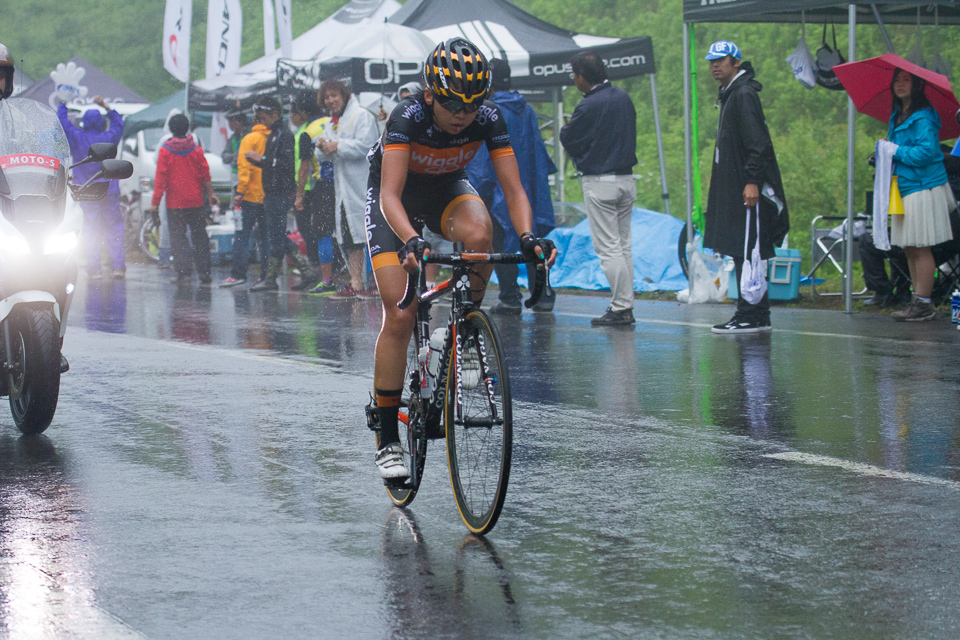 途中、1人飛び出した萩原麻由子(Wiggle HONDA)