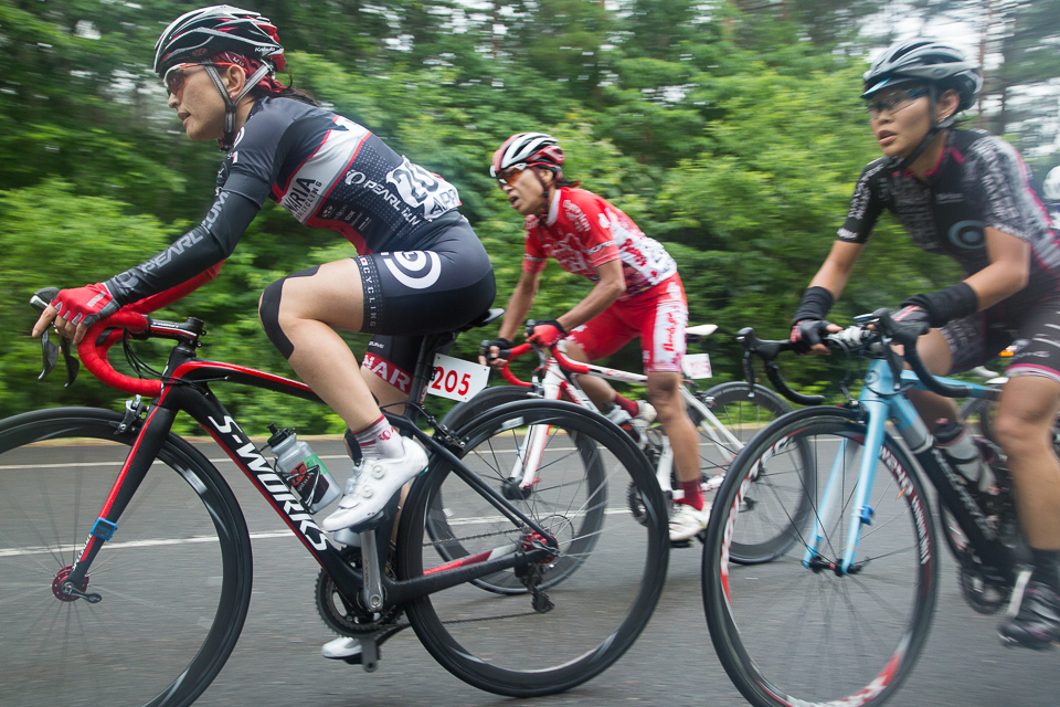 先頭集団中程を走る西加南子(LUMINARIA)、米田和美(Ready Go Japan)、智野真央(Neilpryde Men's Club Pro Cycling)