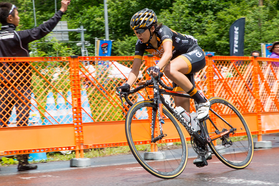 與那嶺を追う萩原麻由子（Wiggle HONDA）