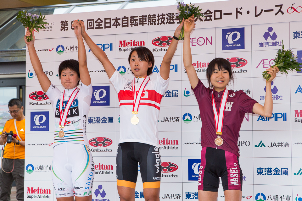 全日本タイトルを奪還した萩原麻由子（Wiggle HONDA）、2位與那嶺恵理（サクソバンクFX証券）、3位合田祐美子（早稲田大）