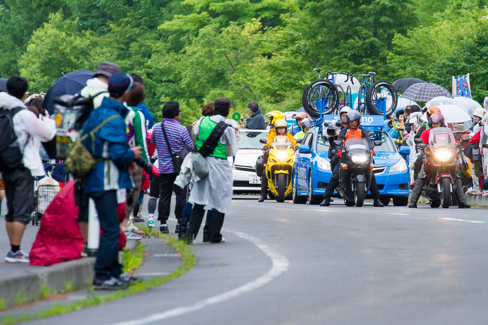 緊張感の高まるスタート地点。雨の中、選手達を見送ろうと観客も集まってきた