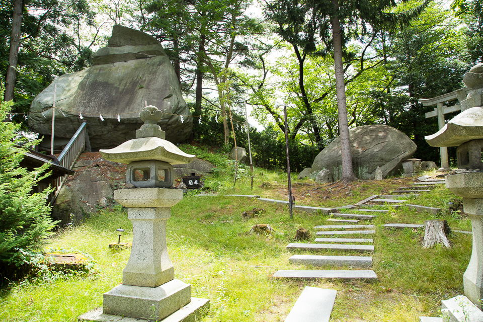 神社脇にある烏帽子岩