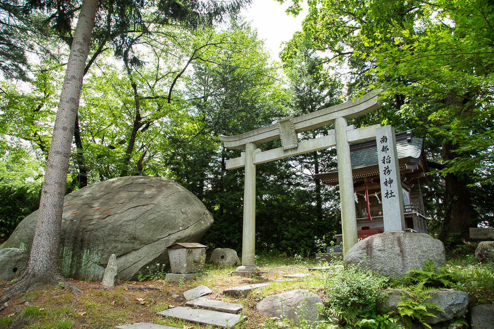 烏帽子岩すぐ横にある南部稲荷神社