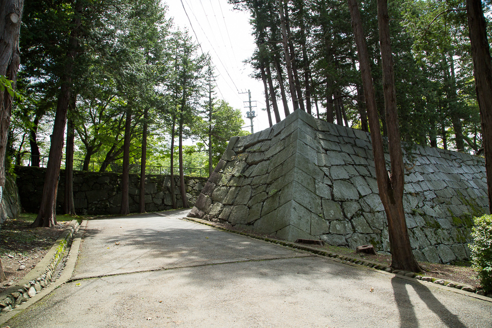 盛岡城の本丸目指して歩き出す