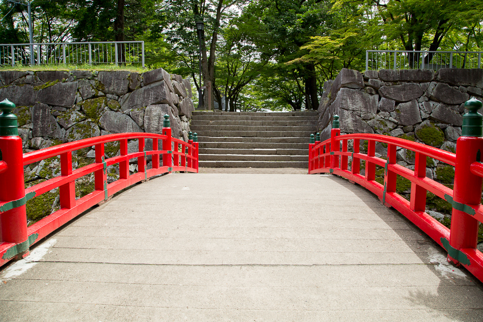 赤い欄干の橋を渡って…