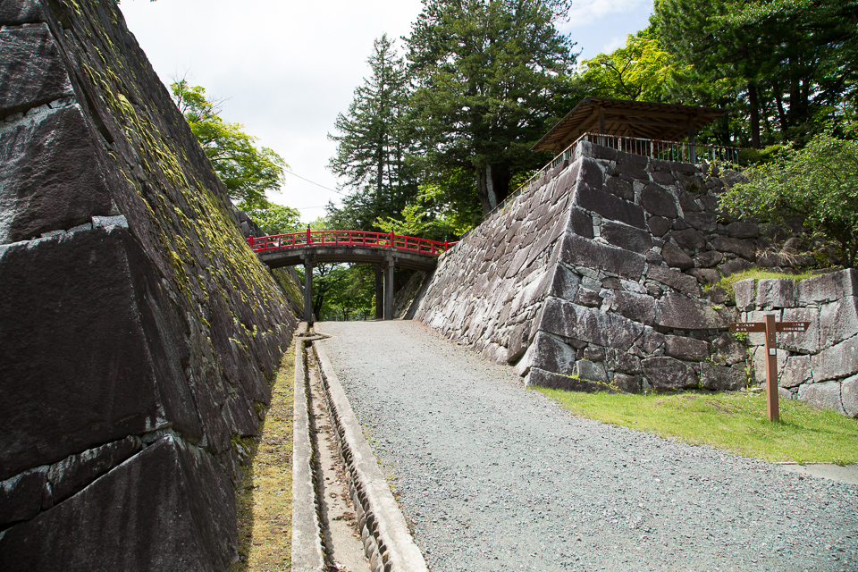 巨岩と緑の空間、盛岡城跡公園 その2　腰曲輪〜小川のほとり